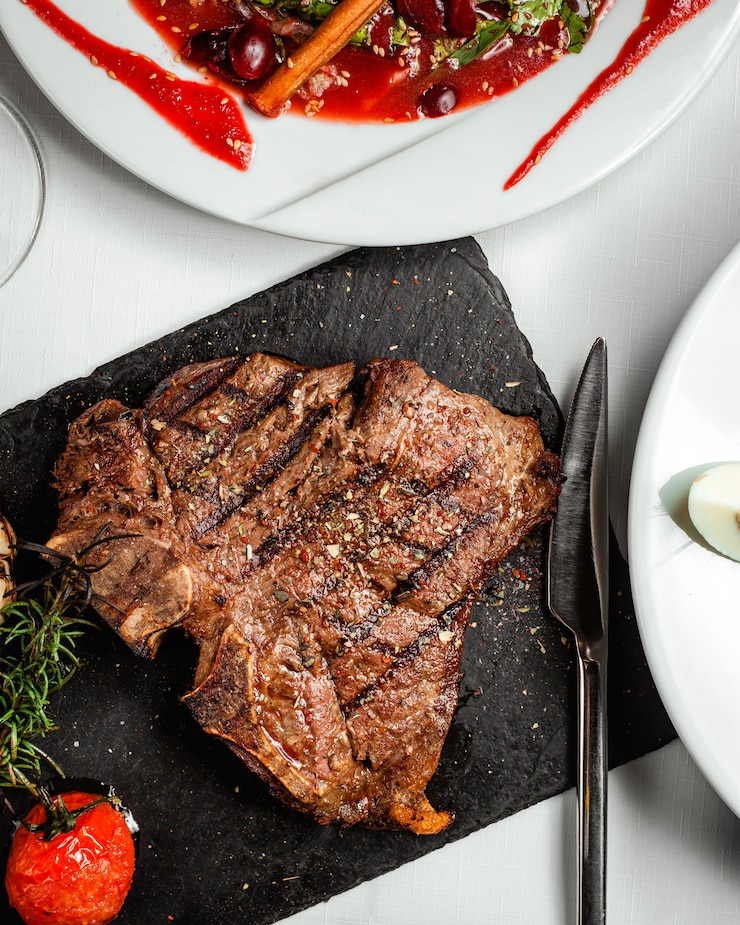Foto gratuito pace fritta di bistecca sul tavolo