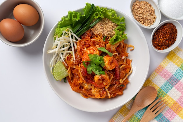 Pad thai di gamberetti su sfondo bianco