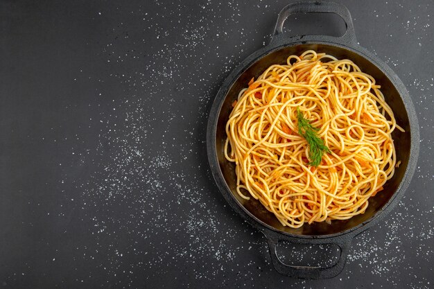 Padella per spaghetti vista dall'alto su sfondo scuro