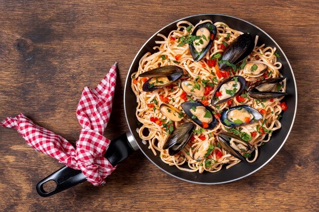 Padella vista dall'alto con pasta e cozze