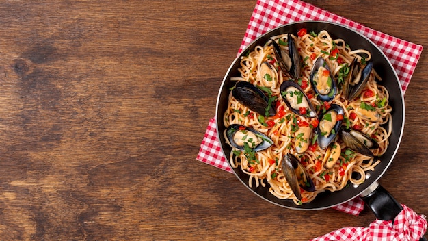 Padella vista dall'alto con pasta e cozze