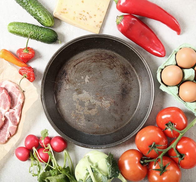 padella vuota con verdure intorno, vista dall'alto