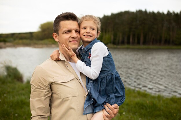 Padre a tiro medio che tiene in braccio un bambino