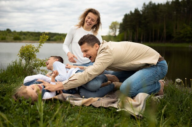 Padre a tutto campo che gioca con i bambini