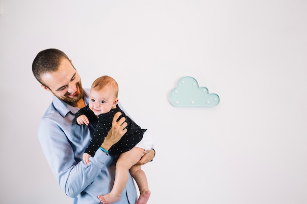 Padre allegro guardando il bambino