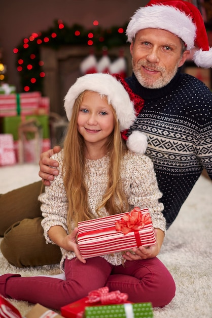 Padre che abbraccia la sua piccola figlia sveglia