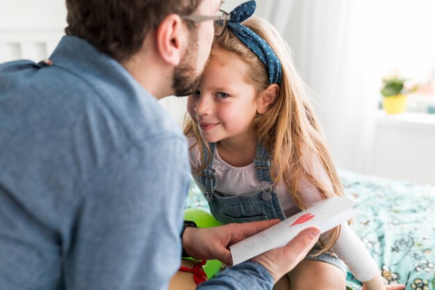 Padre che celebra la festa del papà con sua figlia