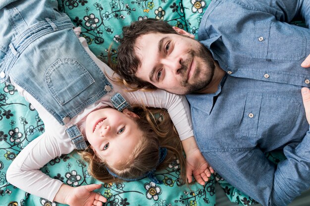 Padre che celebra la festa del papà con sua figlia