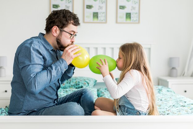 Padre che celebra la festa del papà con sua figlia