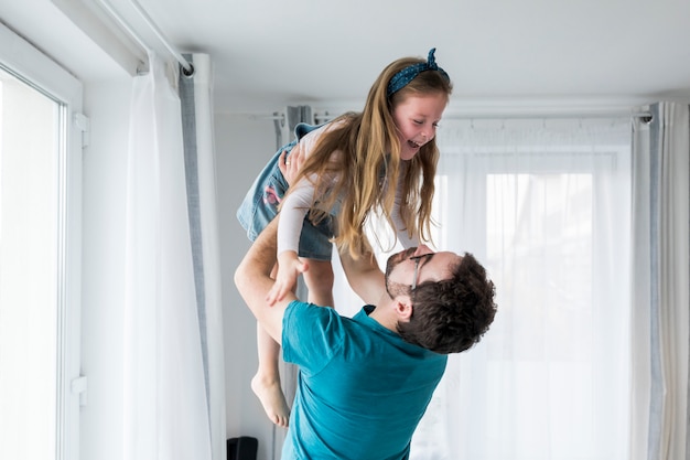 Padre che celebra la festa del papà con sua figlia