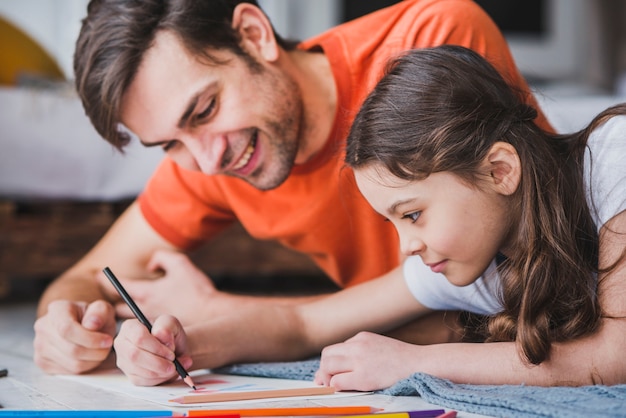 Padre che dipinge con la figlia il giorno di padri