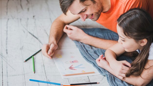 Padre che dipinge con la figlia il giorno di padri