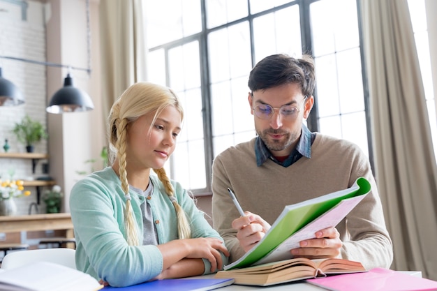 Padre che fa da tutor per sua figlia