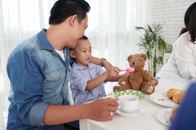 Padre che gioca con il figlio