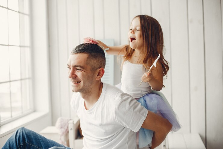 Foto gratuito padre che gioca con una piccola figlia