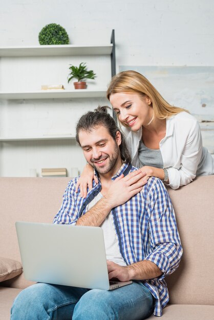 Padre che lavora con il computer portatile