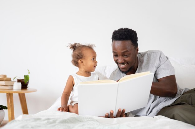 Padre che legge alla sua bambina