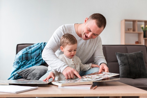 Padre che mostra libro al bambino