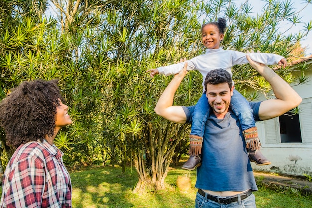 Padre che porta figlia sulle spalle