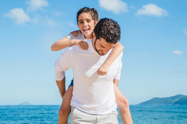 Padre che porta la figlia