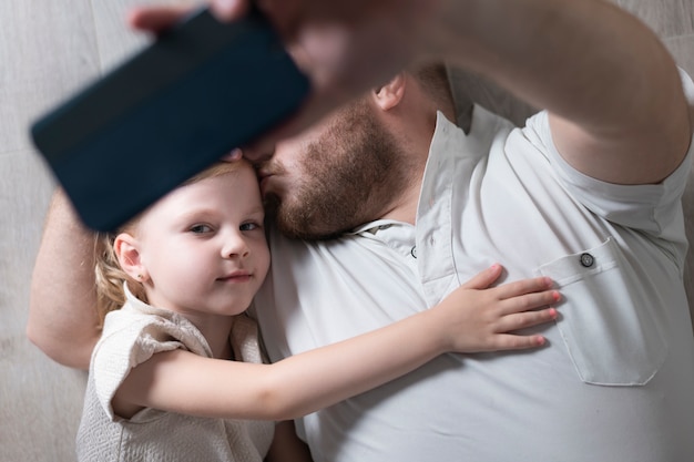 Padre che prende un selfie con sua figlia