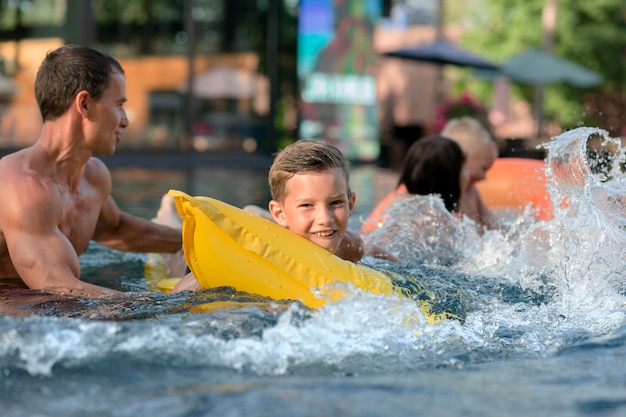 Padre che si gode una giornata con i suoi bambini in piscina