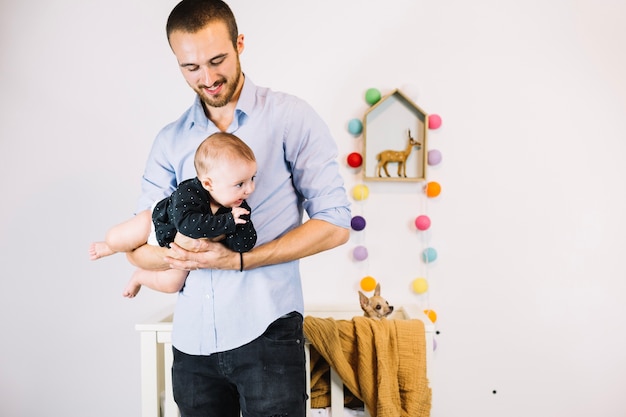 Padre che tiene bambino sorridente