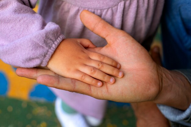 Padre che trascorre del tempo con sua figlia all'aperto il giorno del padre