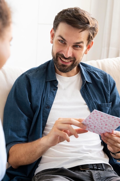 Padre che trascorre del tempo insieme alla sua ragazza