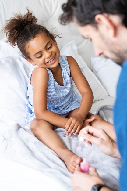 Padre che trascorre del tempo insieme alla sua ragazza