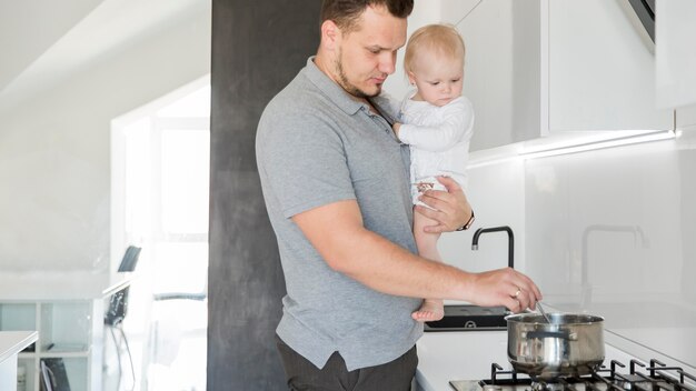 Padre con bambino cucina