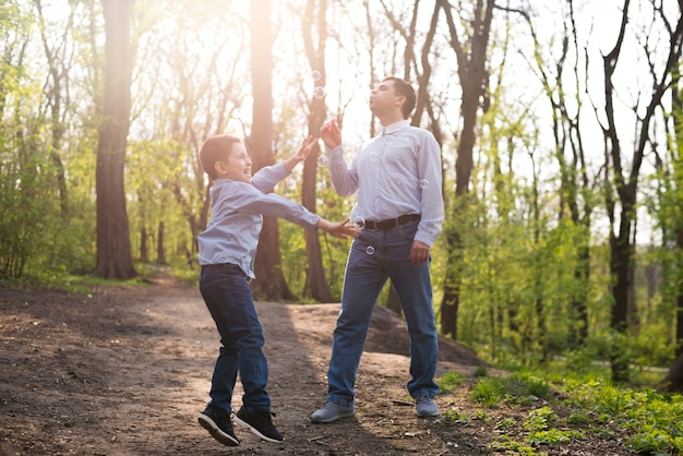 Padre con bambino in natura