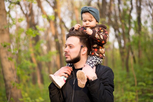 Padre con bambino in natura