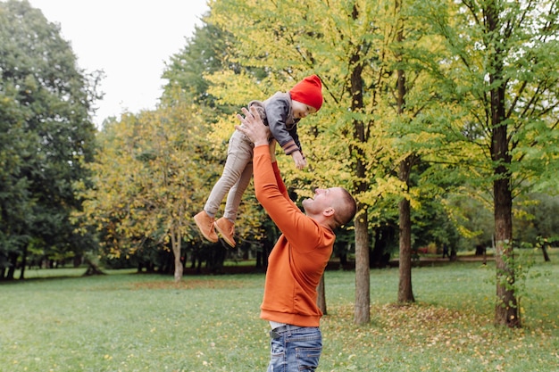 Padre con figlio che gioca in giardino