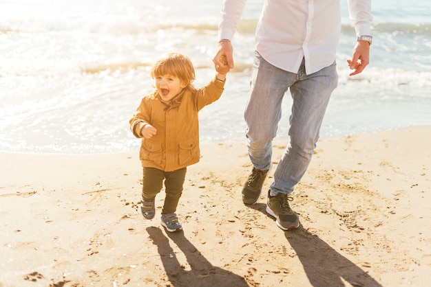 Padre con figlio felice sulla spiaggia