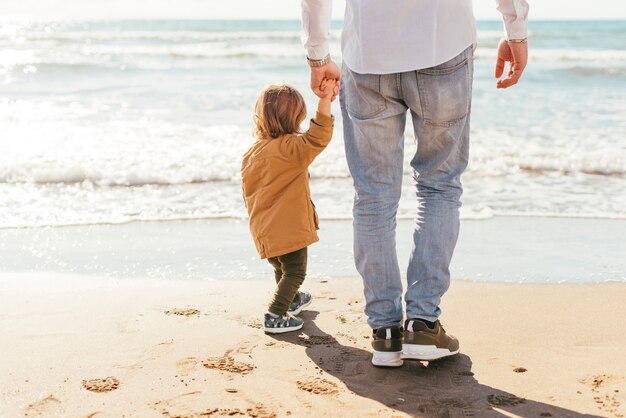 Padre con figlio guardando il mare