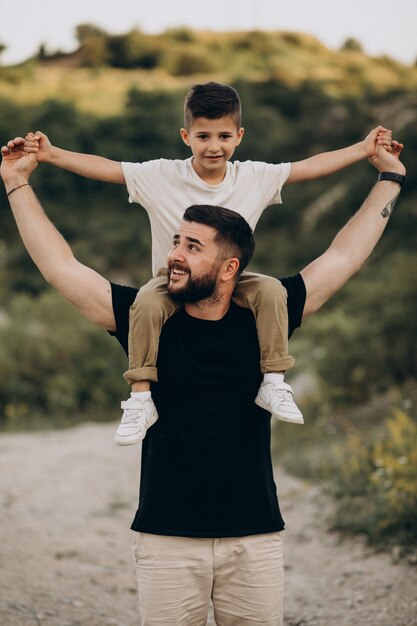 Padre con figlio nella foresta