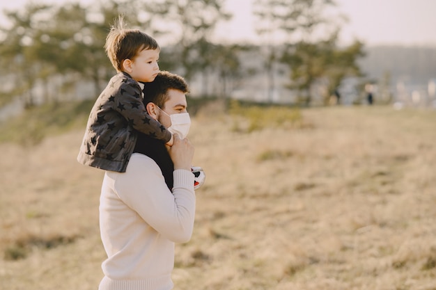 Padre con figlio piccolo che indossa maschere