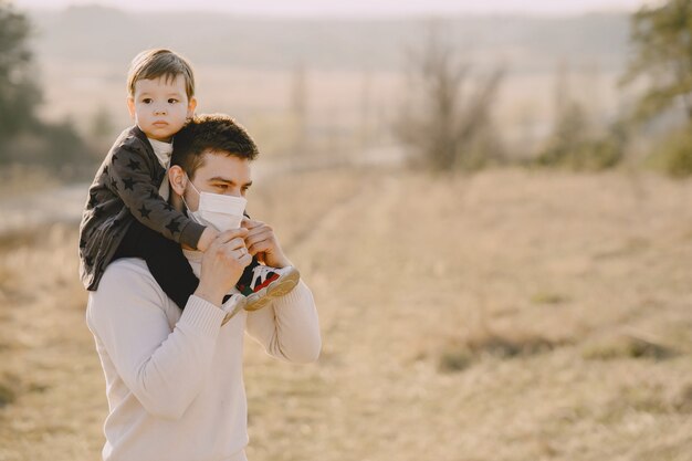 Padre con figlio piccolo che indossa maschere