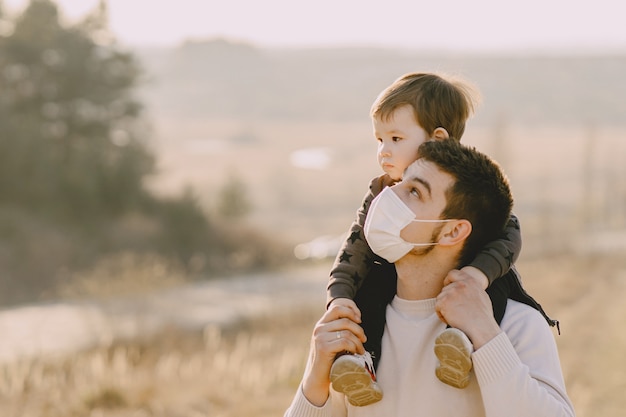 Padre con figlio piccolo che indossa maschere