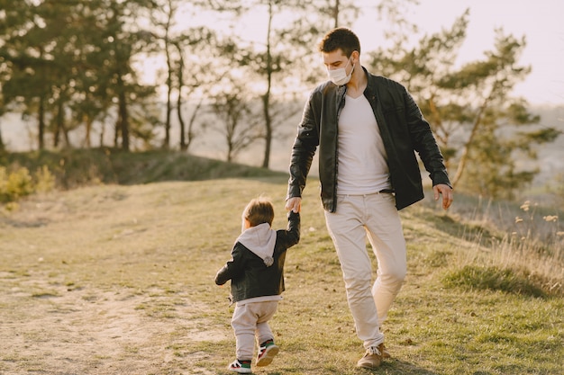 Padre con figlio piccolo che indossa maschere