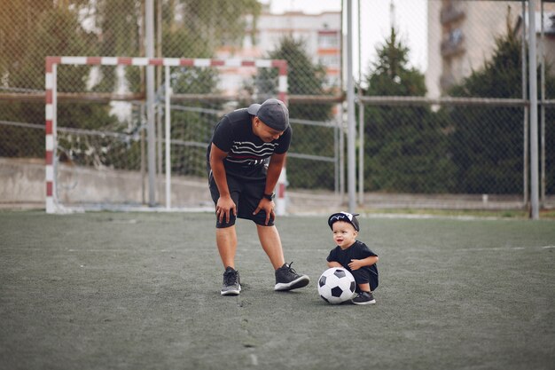 Padre con figlio piccolo, giocare a calcio