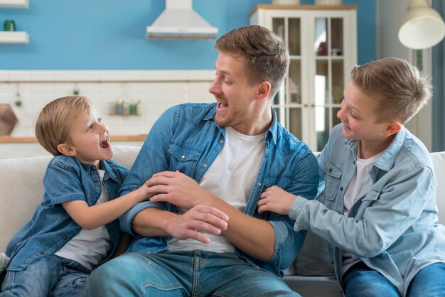 Padre con fratelli che trascorrono del tempo di qualità