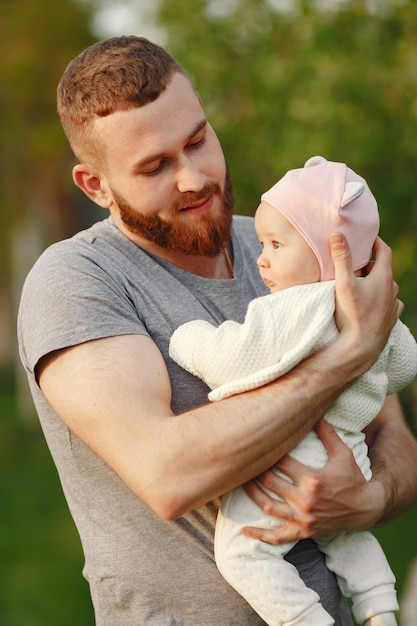 Padre con il suo bambino trascorrere del tempo in un giardino estivo