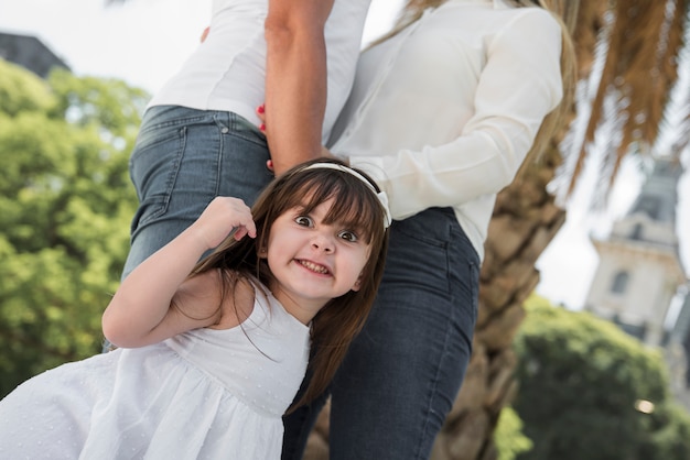 Padre con la sua famiglia all&#39;aria aperta