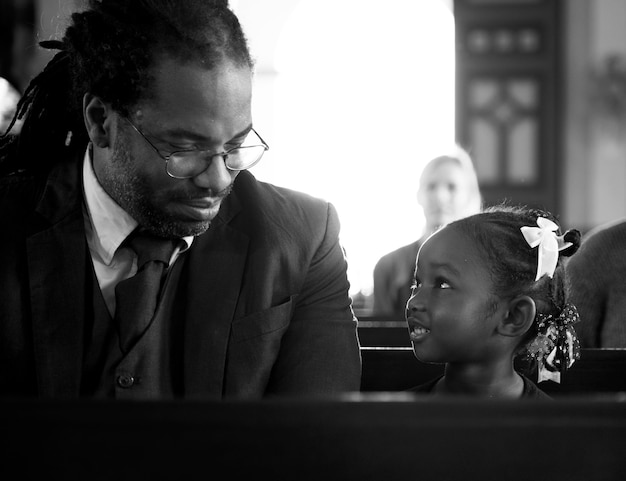 Padre con sua figlia in una chiesa