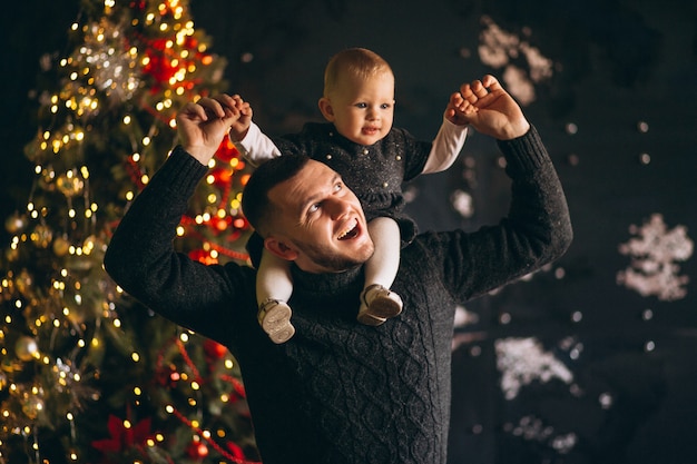 Padre con sua figlia vicino all&#39;albero di Natale