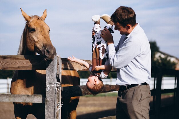 Padre con suo figlio al ranch