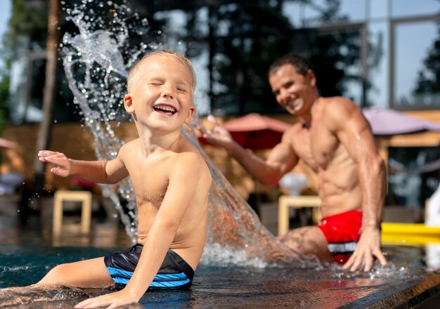 Padre con suo figlio in piscina