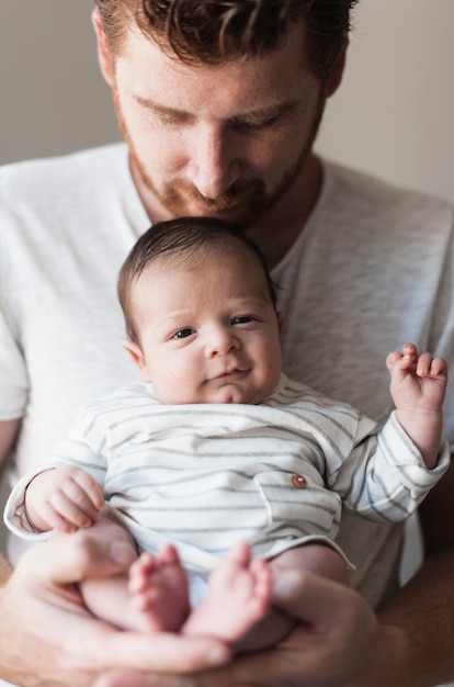 Padre del primo piano che esamina il suo bambino